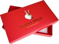 Kırmızı eşarp kutusu