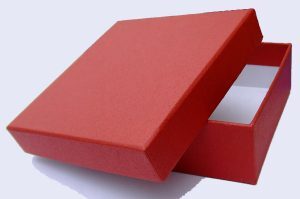 Mukavvadan yapılmış ayrı kapaklı kırmızı gömlek kutusu