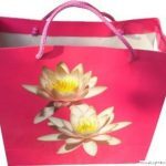 Nilüfer çiçek baskılı karton çanta